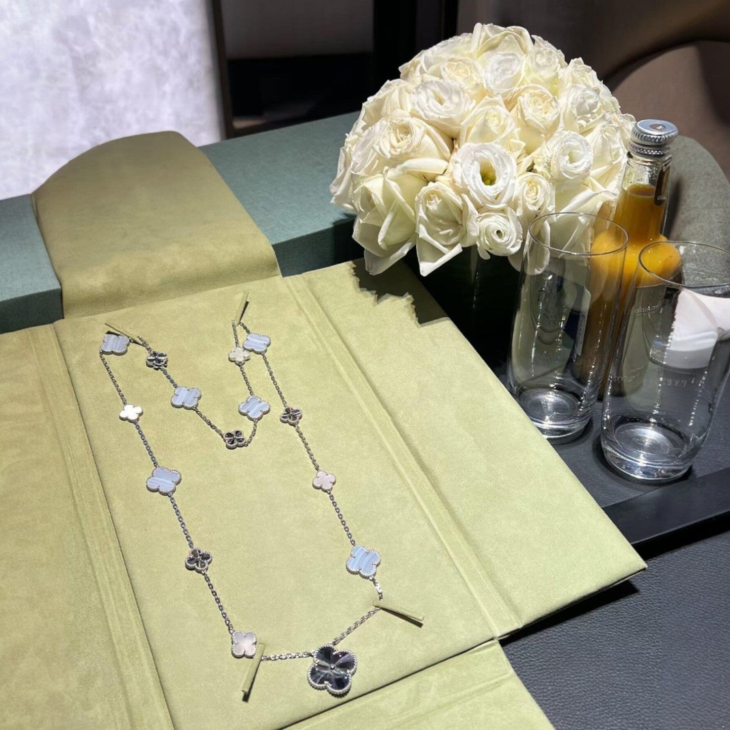 [⭐Glow]DETACHABLE CLOVER 15(11+4) FLOWER SILVER NECKLACE SET