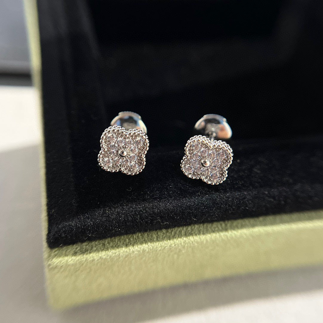 [⭐Glow]CLOVER MINI DIAMOND STUD EARRINGS