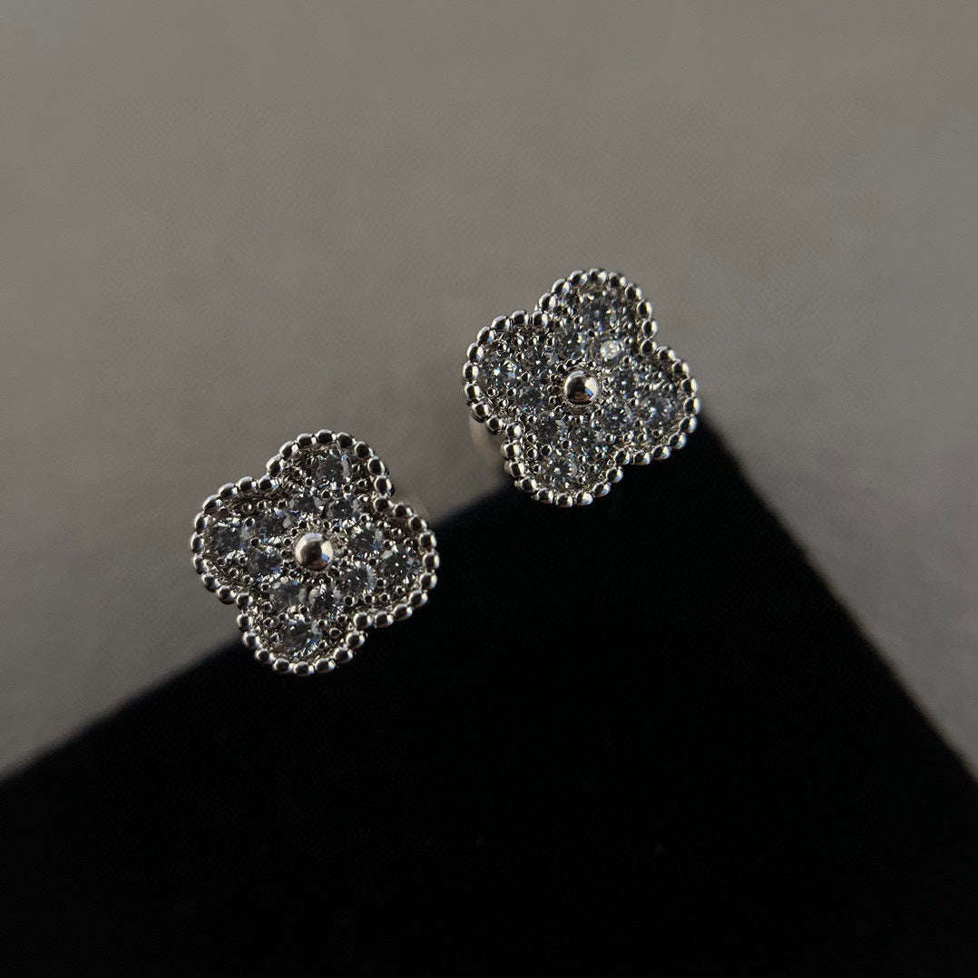 [⭐Glow]CLOVER MINI DIAMOND STUD EARRINGS