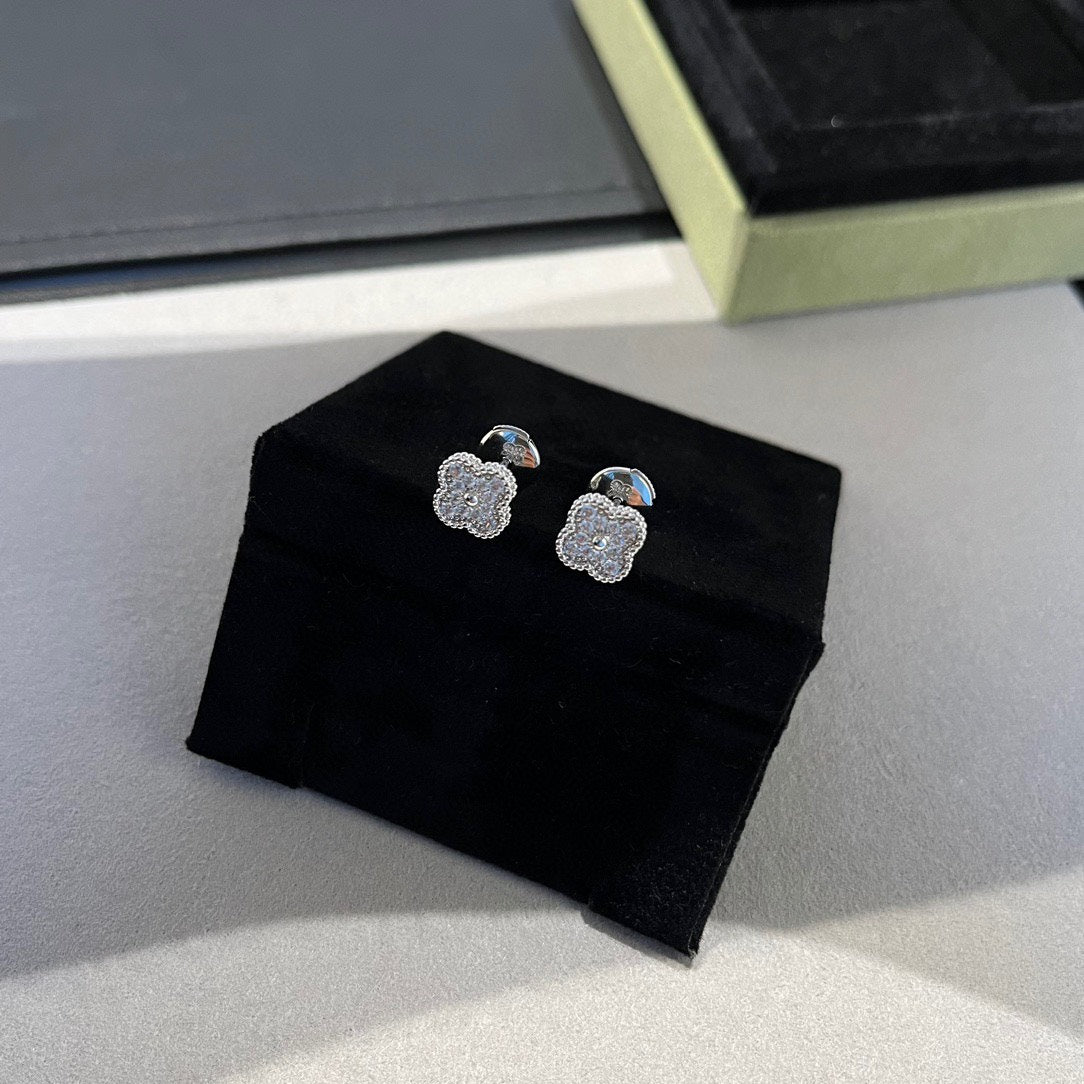 [⭐Glow]CLOVER MINI DIAMOND STUD EARRINGS