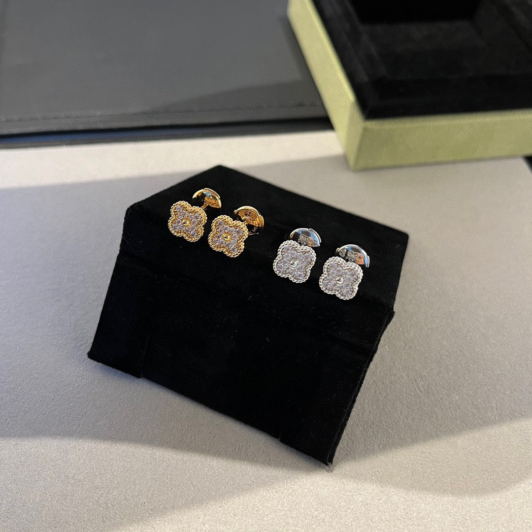 [⭐Glow]CLOVER MINI DIAMOND STUD EARRINGS