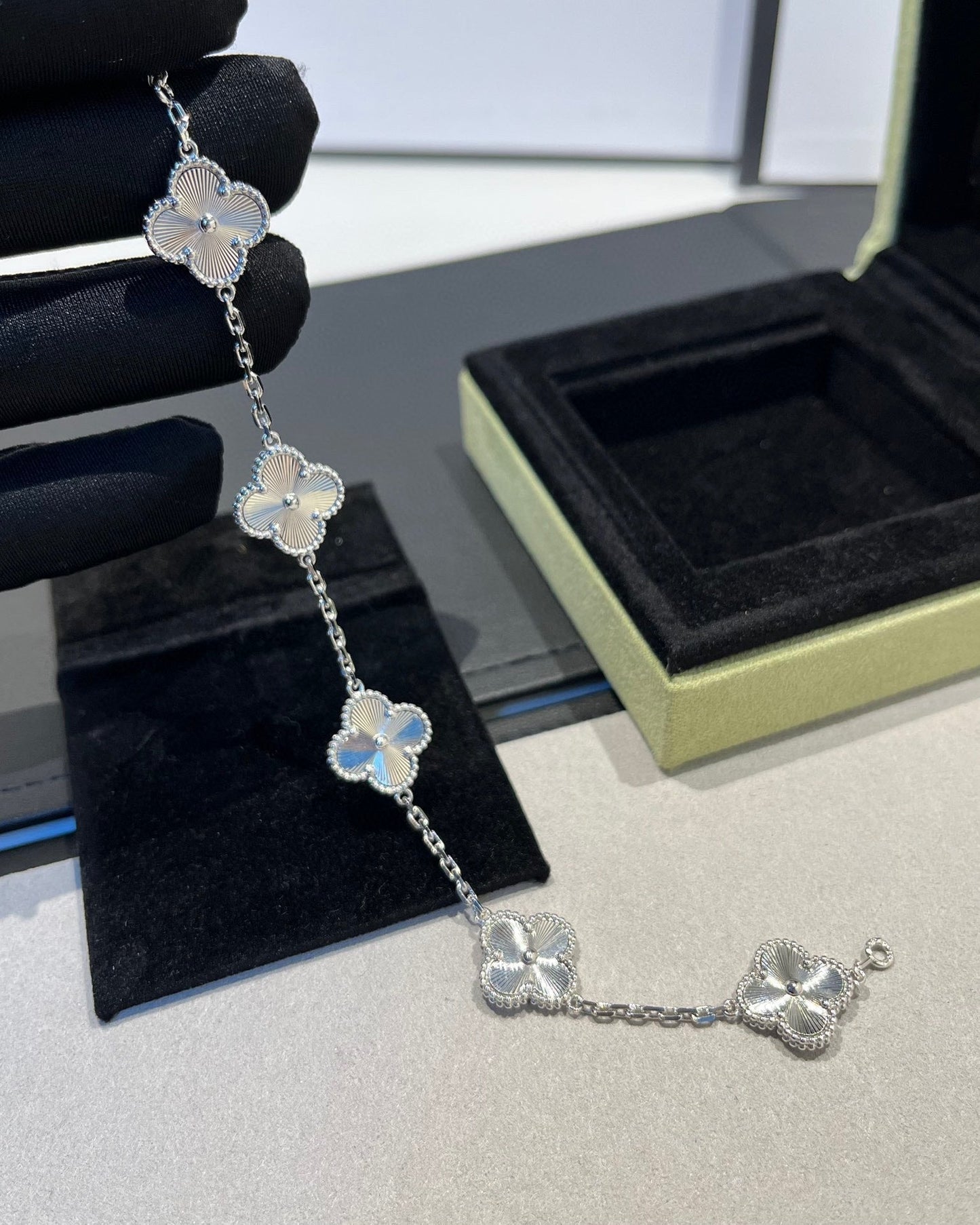 [⭐Glow] CLOVER 5 MOTIF LASER BRACELET COLLECTION