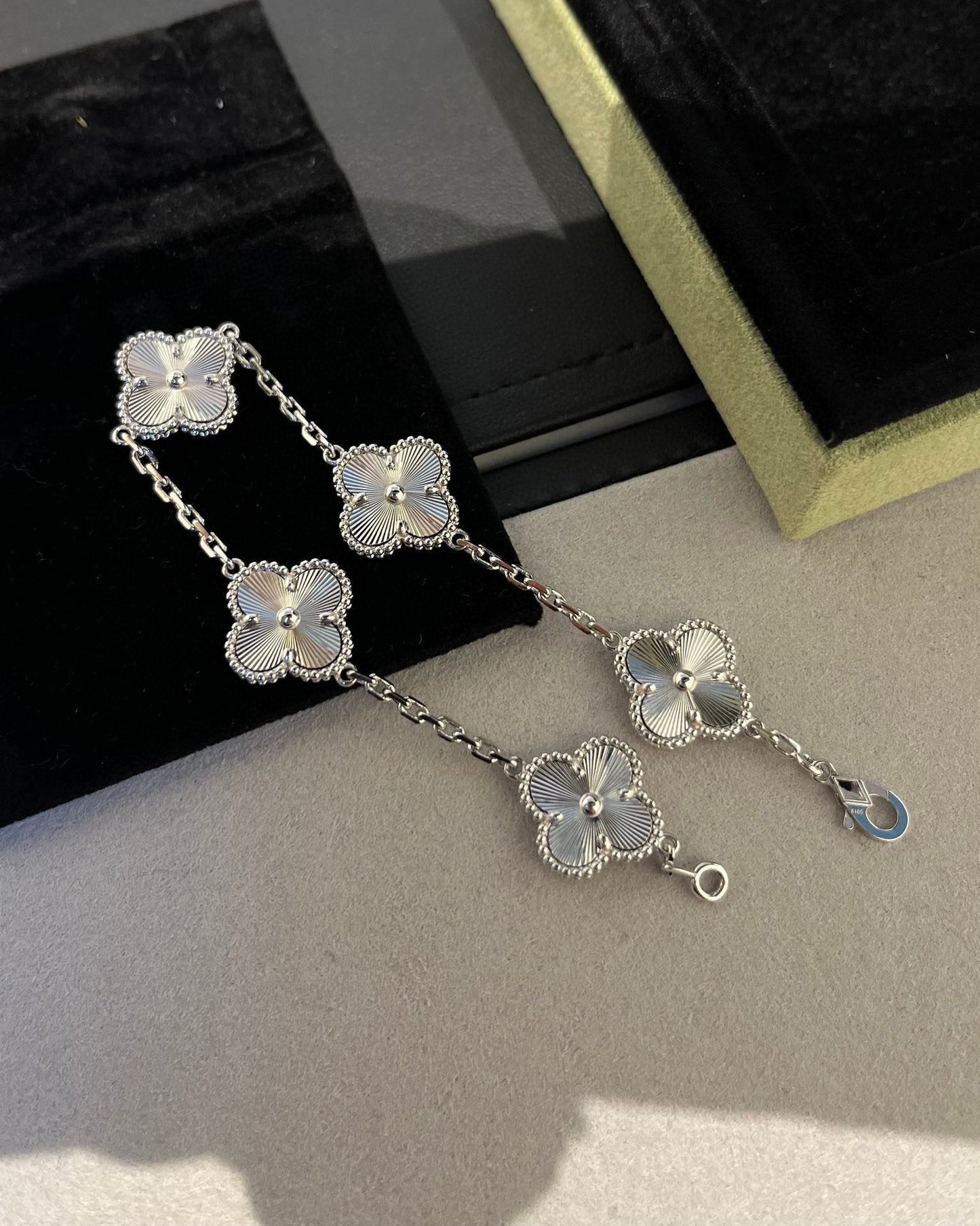 [⭐Glow] CLOVER 5 MOTIF LASER BRACELET COLLECTION