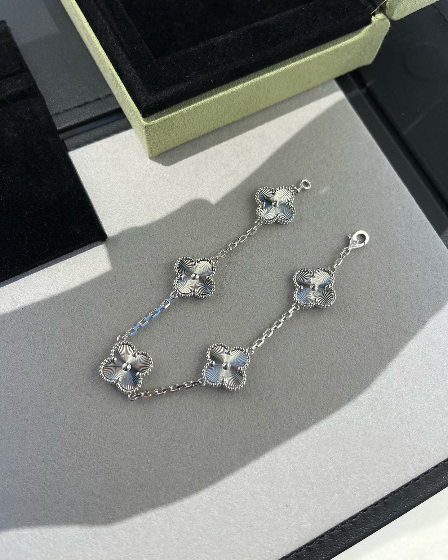 [⭐Glow] CLOVER 5 MOTIF LASER BRACELET COLLECTION